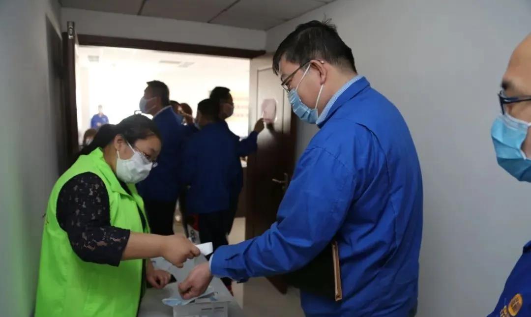 1589179794969167.jpg 为了确保疫情防控期间会议正常安全召开,指定专人对参会人员做好进入会场测温等工作.jpg